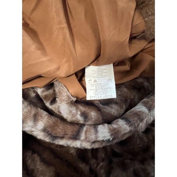 Mystree Monticello Faux Jacket MEDIUM Leopard Print Cozy Soft Mob Wife Old Money - Picture 7 of 9